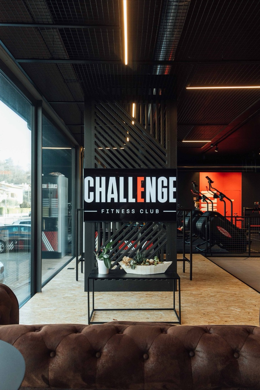 Welcome lounge con divano e insegna Challenge