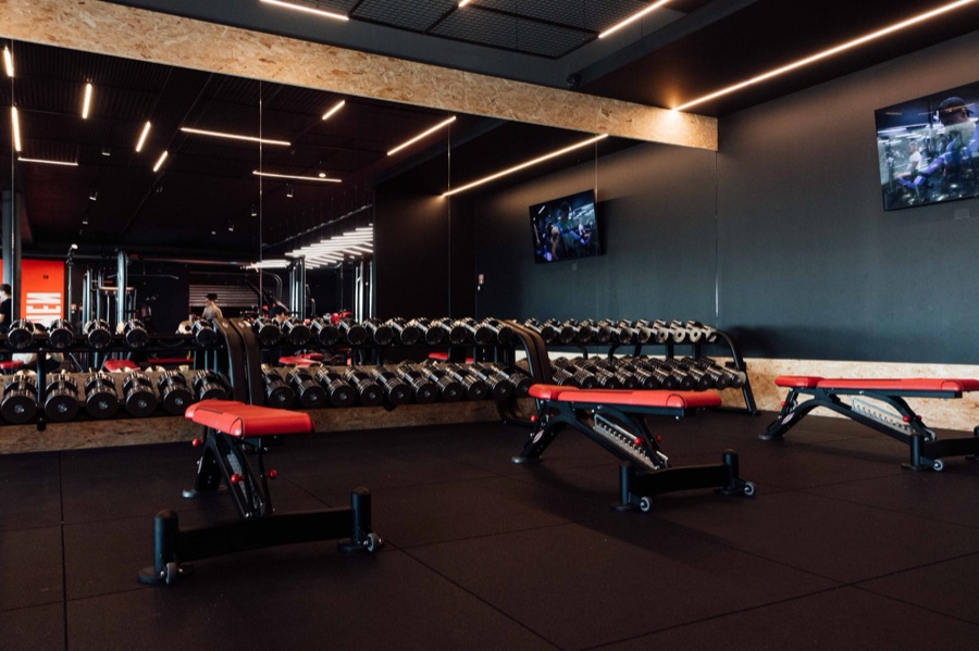 Area manubri con panche regolabili e specchi